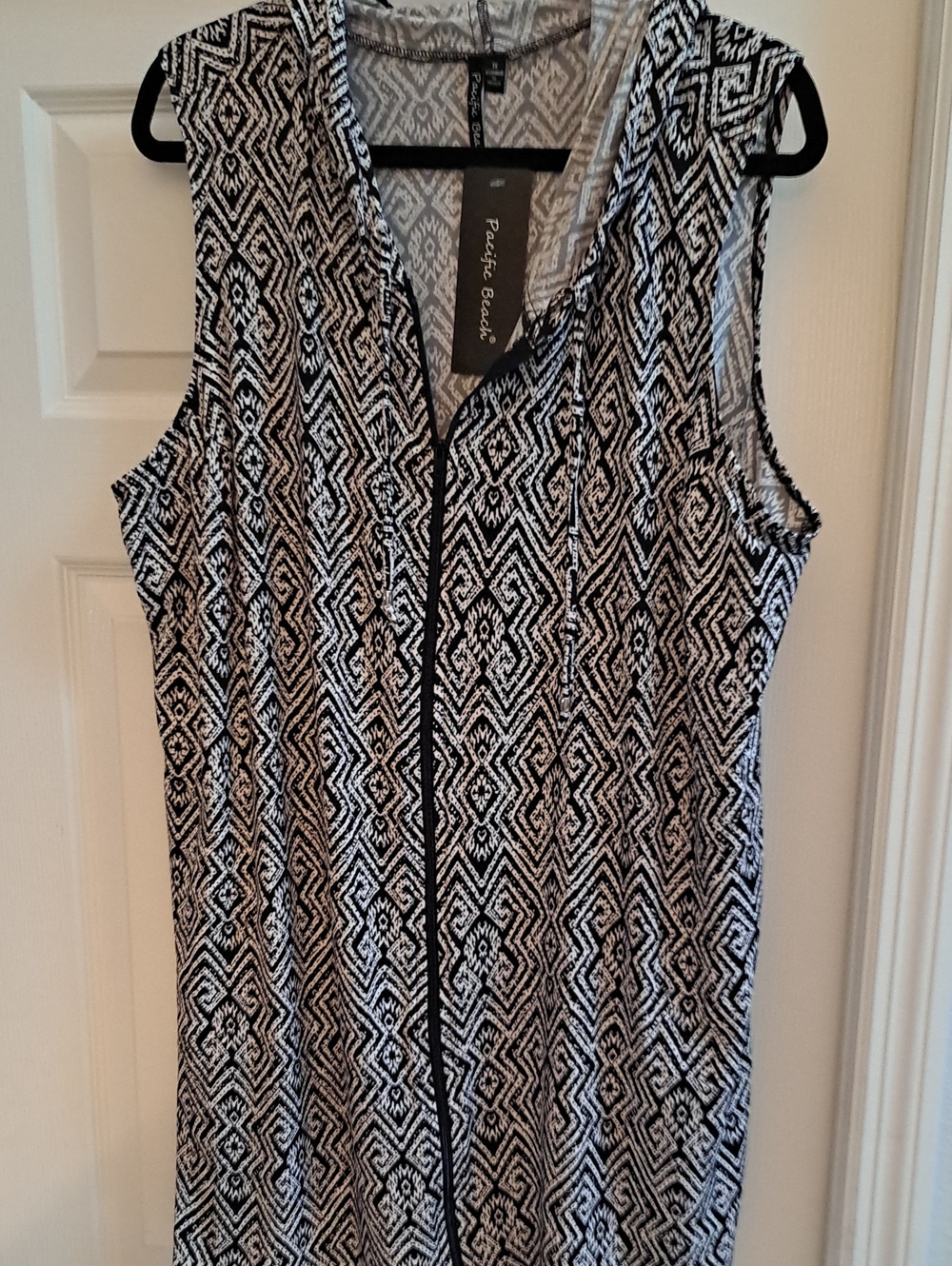 Pacifica Black and White Geometric Zip-Front Sleeveless Camisole